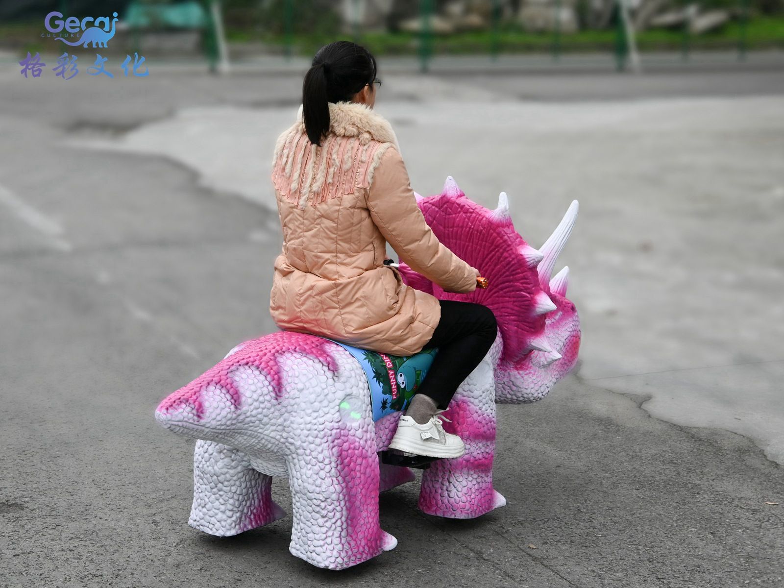 玫红色三角龙战车