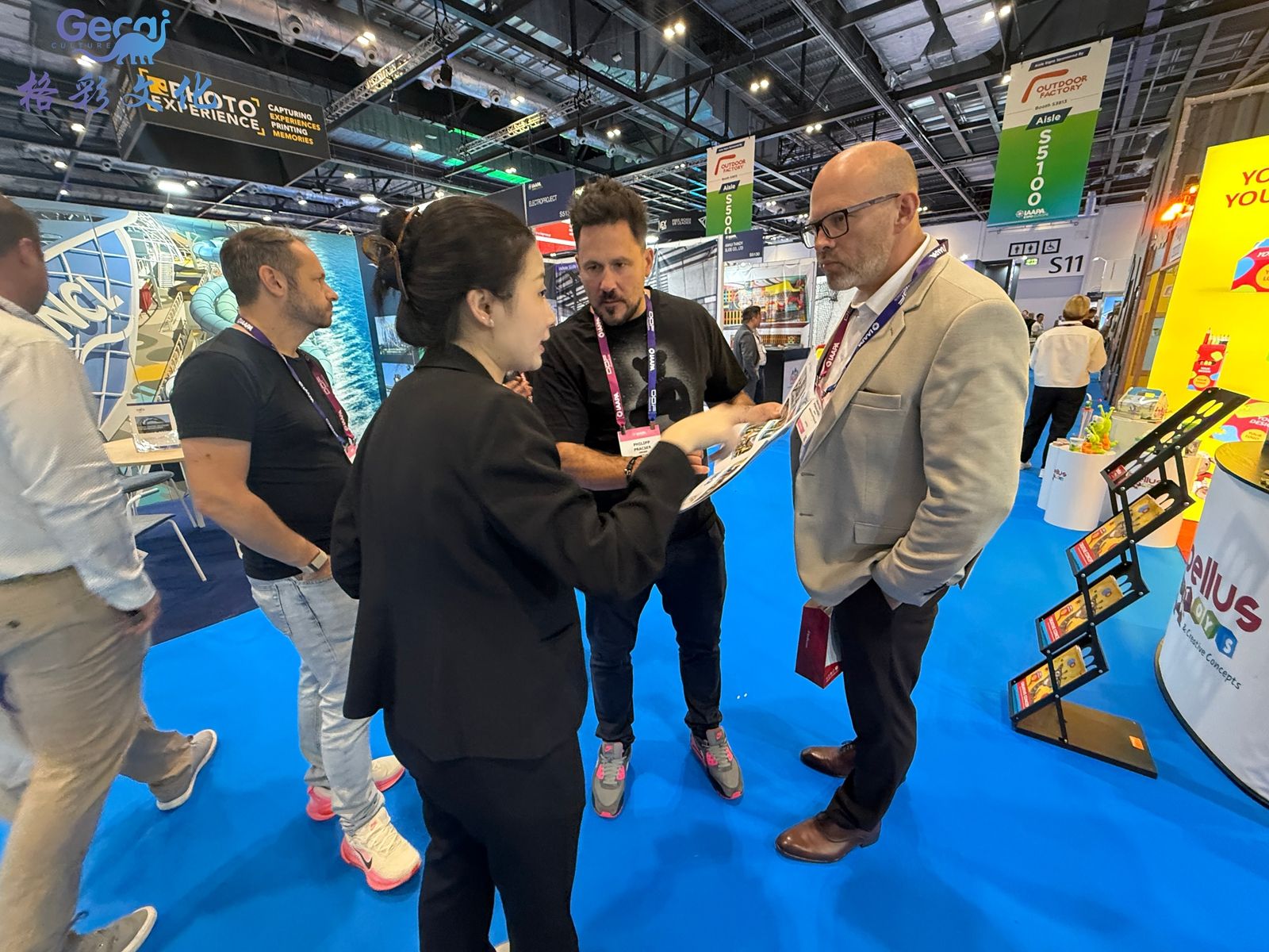 格彩文化亮相 IAAPA 欧洲展｜仿真恐龙与定制南瓜幽灵模型获海外客商青睐